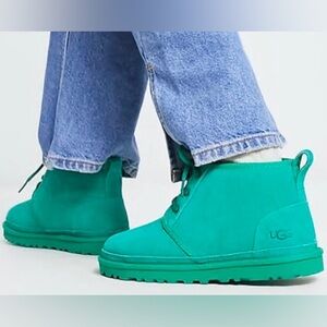 UGG Neumel Chukka boots Suede Lined S/N 1094269 in emerald green color size 6